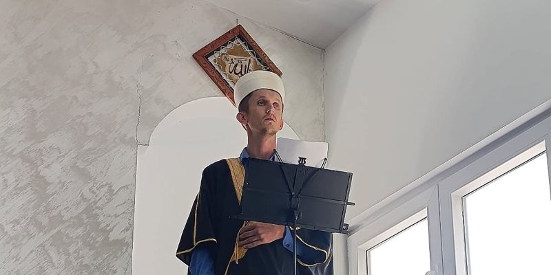 Napadnut imam u Zrenjaninu: Zadobio povrede glave tupim predmetom, napadači skinuli sandžačku zastavu