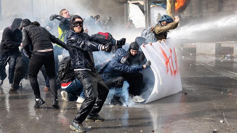 Masovni nemiri u Francuskoj: Privedeno blizu 1.000 demonstranata, na ulicama desetine hiljada policajaca