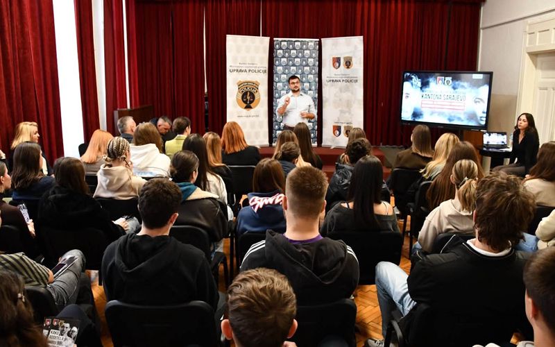Edukativna kampanja u Gimnaziji Obala: Mladi upoznati s opasnostima zloupotrebe droga i zakonskim posljedicama
