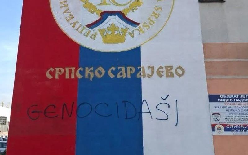 U Istočnom Sarajevu išaran mural sa srpskom trobojkom: Oglasio se gradonačelnik Ljubiša Ćosić