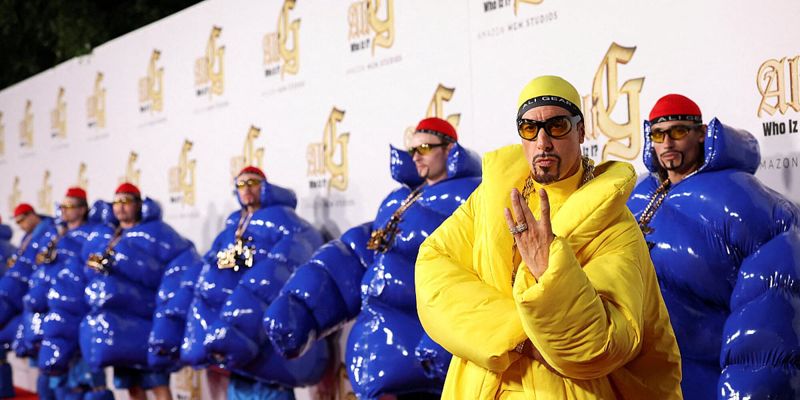 Sacha Baron Cohen u prepoznatljivom izdanju predstavio novi film o kultnom liku Aliju G-ju