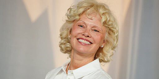 Pamela Anderson oduševila elegantnim izdanjem u Los Angelesu: Mnogi je porede s Marilyn Monroe