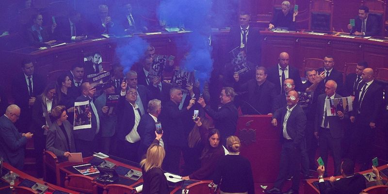 Haos u albanskom parlamentu: Opozicija zapalila baklje tokom sjednice