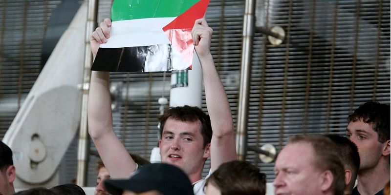 Incidenti na utakmici u Dublinu: Utrčavanje s palestinskom zastavom i prekidi tokom prvog poluvremena