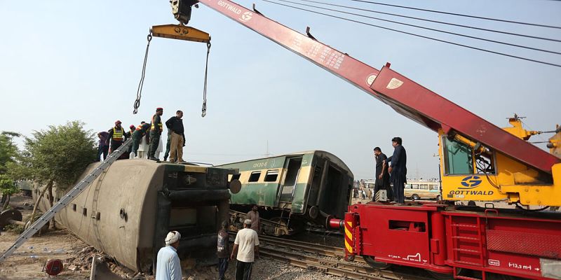 Teška željeznička nesreća u Pakistanu: Najmanje četiri osobe stradale, više desetina povrijeđeno