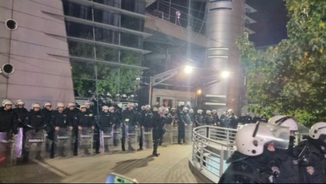 Incident ispred TV Pink navodno isceniran: U vozilu bio muškarac povezivan sa neregularnostima na izborima