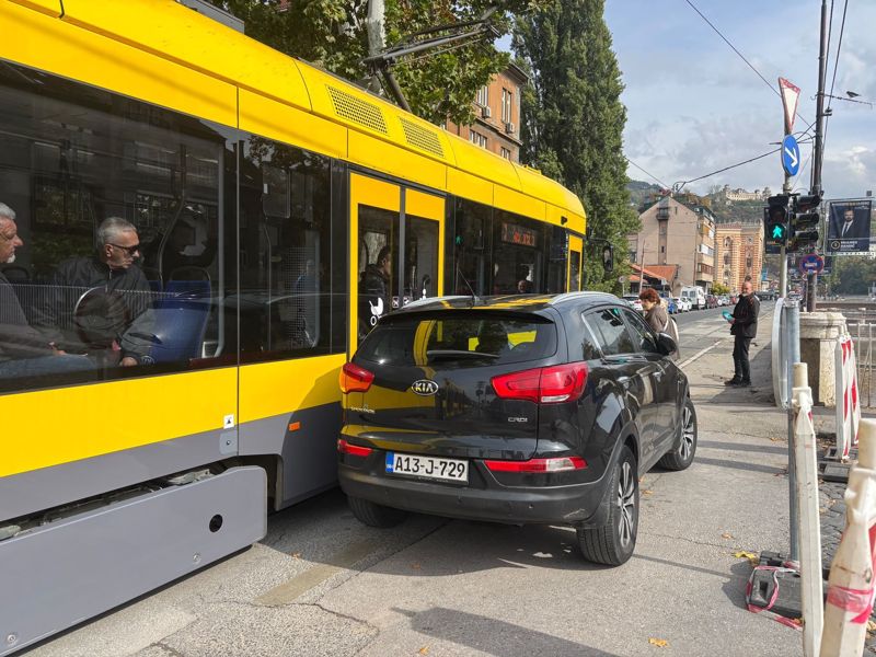 Vozilo nepropisno parkirano uz šine kod Careve ćuprije: Tramvaj se jedva probio
