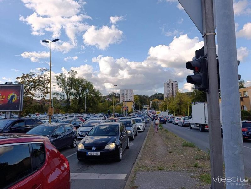 Radovi na Južnoj magistrali izazivaju velike saobraćajne gužve u Tuzli
