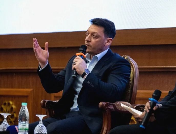 Mesut Özil pozvao FIFA-u da ukine dvostruke standarde i vrati ruske timove u takmičenja