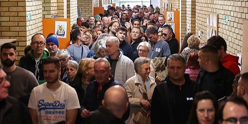 Zabilježeni ozbiljni incidenti tokom glasanja kod Doljevca: Napadnuta članica biračkog odbora, grupa maskiranih lica prekinula izborni proces