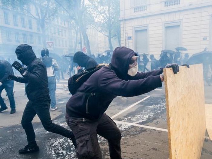 Nasilni neredi i privođenja na protestima u Francuskoj: U fokusu djelovanje takozvanog „Crnog bloka“