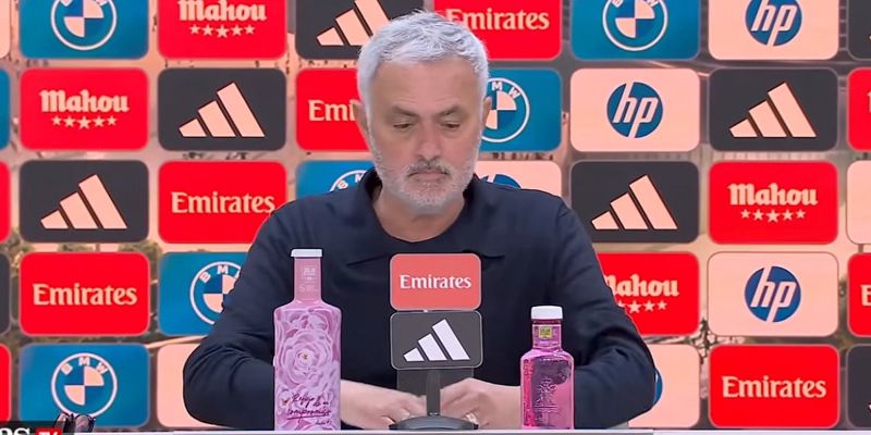 Mourinho komentarisao suđenje na utakmici Barcelone: „Nisam iznenađen, još jedan običan dan u kancelariji“
