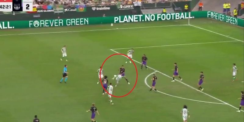 Poništen spektakularan pogodak Betisa u finišu prvog poluvremena protiv Barcelone