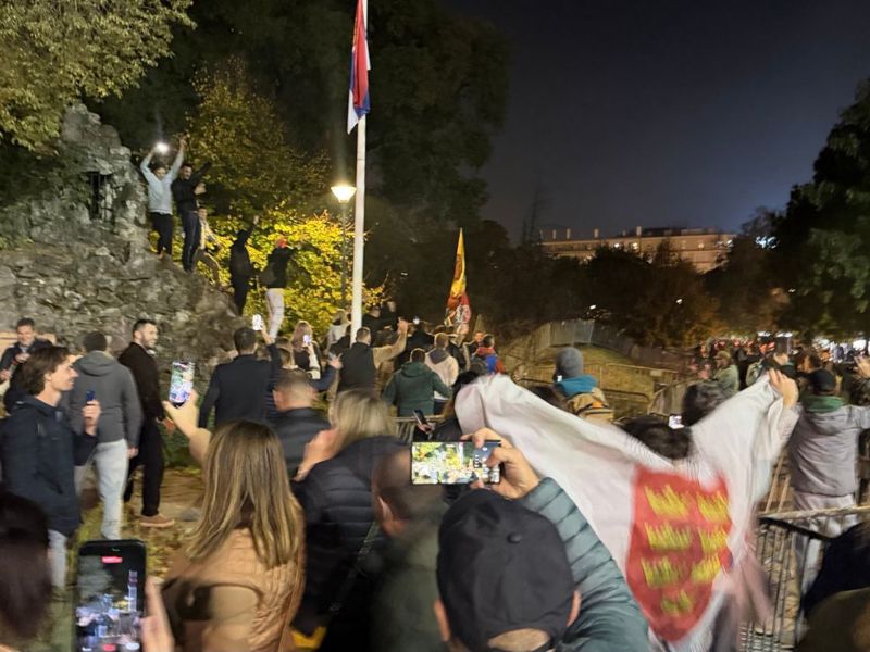 Građani ušli u beogradski Pionirski park: Uklanjaju se šatori i ograde nakon izbornih rezultata