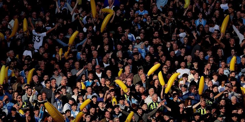 Simbol odanosti u teškim trenucima: Zašto su navijači Manchester Cityja donijeli banane na Anfield