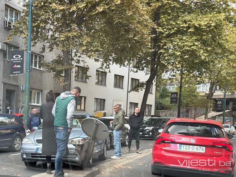 Udes u Alipašinoj ulici u Sarajevu: Automobil udario u saobraćajni znak