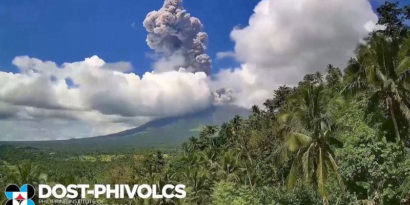 Erupcija vulkana Mayon na Filipinima: Izbačen stub pepela do 3.000 metara, nivo opasnosti podignut na treći stepen
