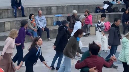 Kontrast na ulicama Pariza: Dok traju neredi, starije Parižanke plešu uz Senu