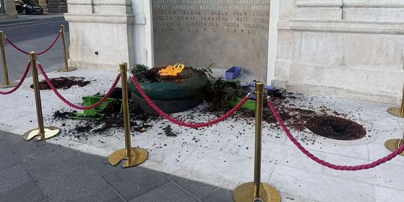 Vandalizovan prostor oko Vječne vatre u Sarajevu