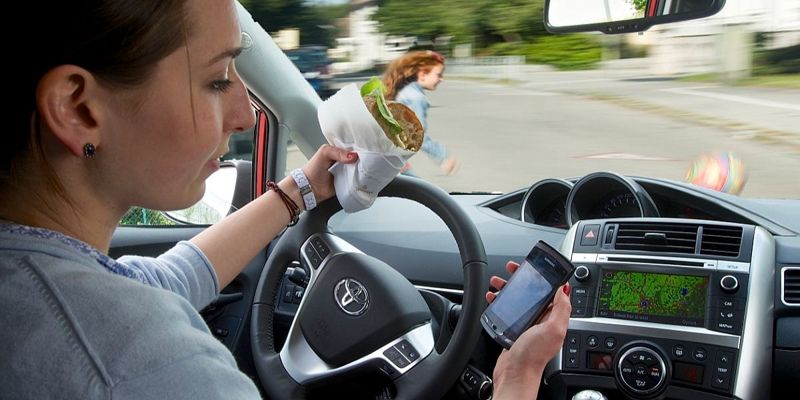 Opasnosti nepažnje tokom vožnje: Pri brzini od 50 km/h sekunda skretanja pogleda znači 14 metara vožnje naslijepo