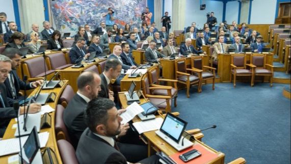 Crnogorski parlament podržao ukidanje imuniteta ministrima za korupciju, odgođena rasprava o provjeri integriteta