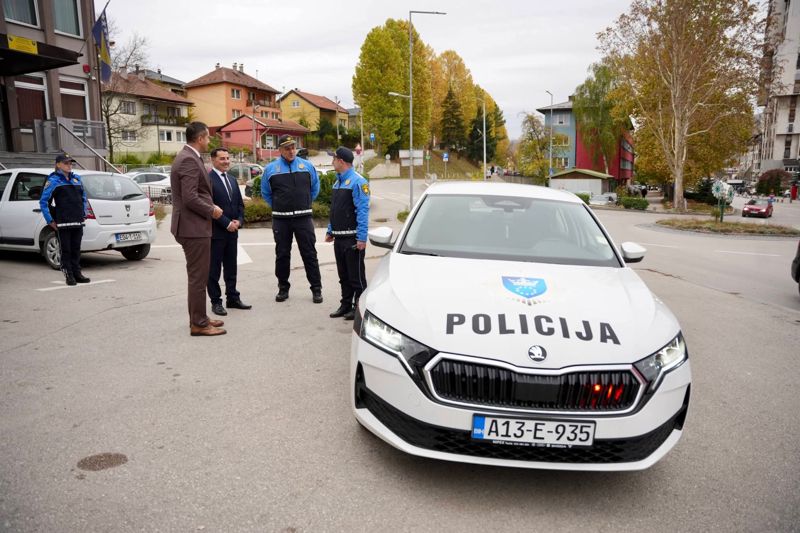 Modernizacija policijskih snaga u ZDK: Uručena nova službena vozila za Visoko, Kakanj i Specijalnu jedinicu