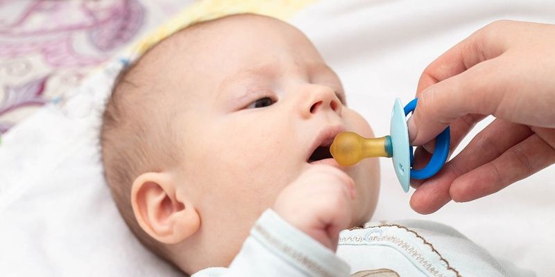 Korištenje cucle kod beba: Od zaštitnog faktora u prvim mjesecima do potencijalnih problema nakon godinu i po