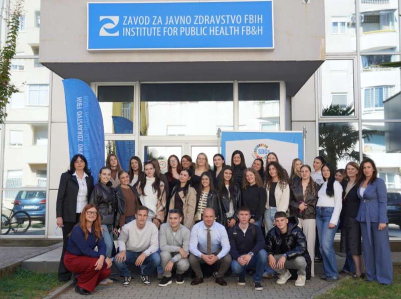 Edukativni skup u Mostaru: Srednjoškolci saznali kako funkcionira sistem sigurnosti i očuvanja vakcina