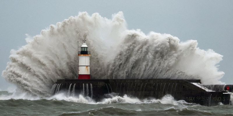 Snažna oluja Austen zahvatila Veliku Britaniju: Udari vjetra prelazili 120 km/h, stiže novi ciklon