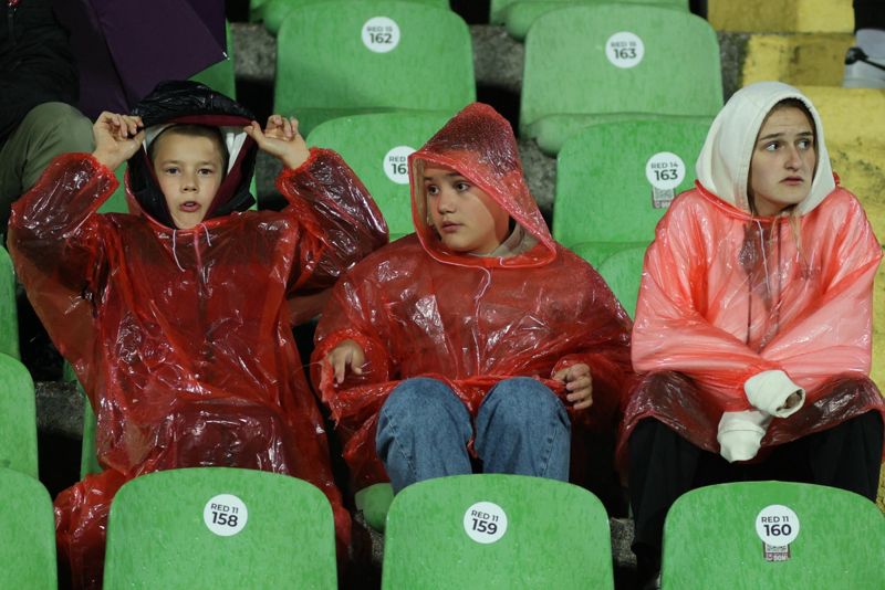 Više od 20.000 gledalaca kisnulo na derbiju na Koševu: Da li je stiglo vrijeme za modernizaciju stadiona?