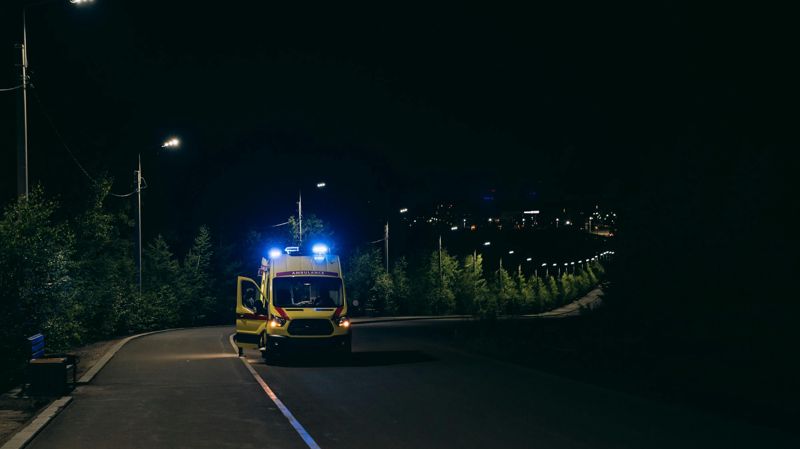 Metak pogodio vozilo hitne pomoći u vožnji: Ranjeni tehničar zbrinut u bolnici