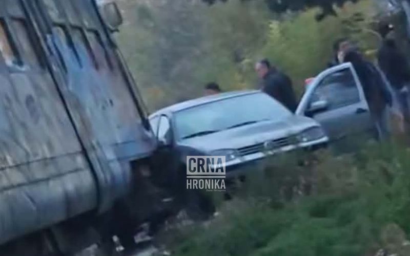 Nezgoda na pružnom prelazu u Malešićima: Voz naletio na automobil, povrijeđenih nema