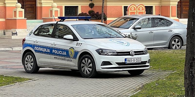 Grupa maloljetnika u Brčkom sumnjiči se za oštećenje grobnih mjesta