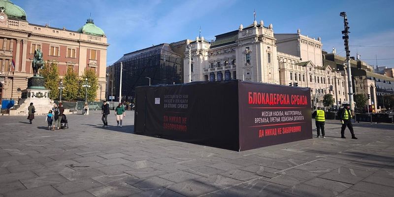 U Beogradu osvanula instalacija SNS-a: Prikazuju se snimci protesta i opozicije