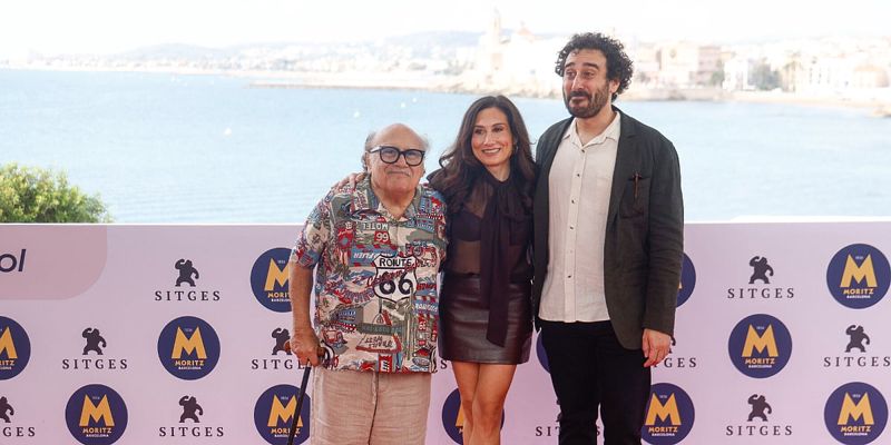 Danny DeVito u pratnji djece zablistao na crvenom tepihu uz pomoć štapa