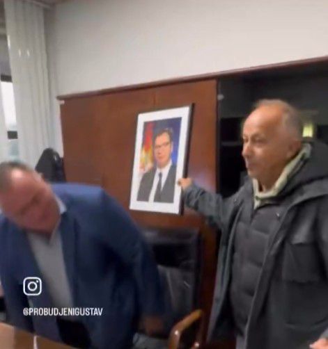Građani širom Srbije iz javnih preduzeća uklanjaju fotografije Aleksandra Vučića