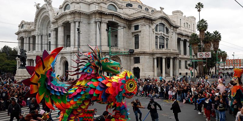 Raskoš boja i tradicije u Mexico Cityju: Hiljade građana pratilo defile fantastičnih bića