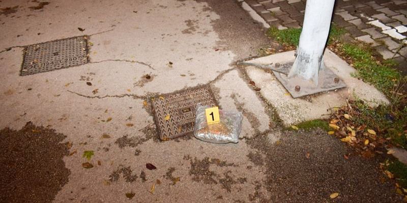 Policijska potjera u Zenici: Osumnjičeni bacio kilogram droge tokom bijega, pronađeni i oružje i municija