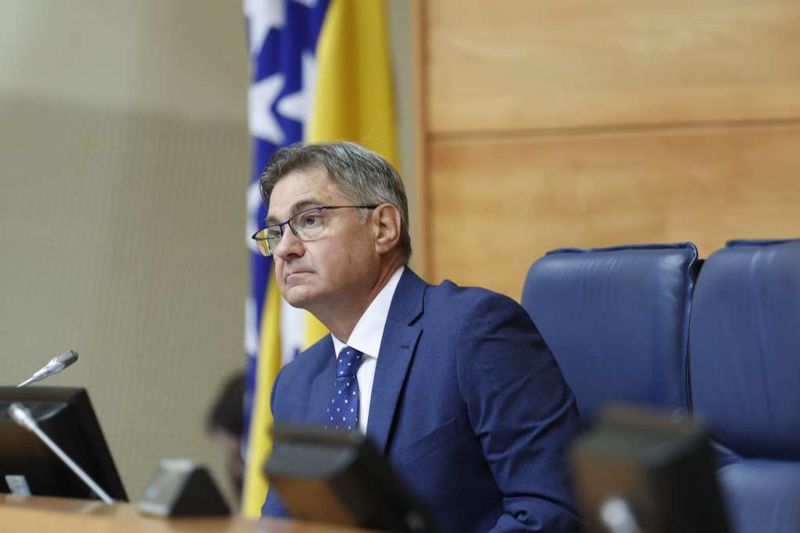 Raspodjela 42.000 KM iz budžetske rezerve: Denis Zvizdić usmjerio novac za vjerske objekte, obrazovanje, sport i liječenje