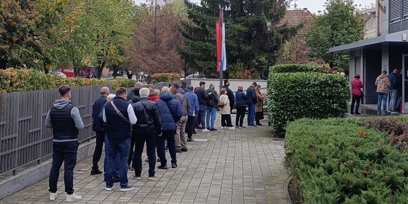 Veliki odziv birača ispred konzulata Srbije u Banjoj Luci: Građani ističu važnost učešća mladih