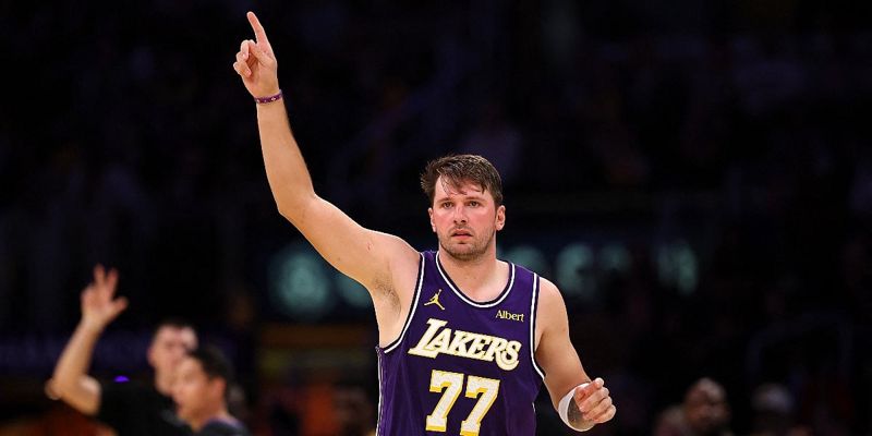 Uzbudljiva NBA noć: Pobjeda Lakersa uz rekord Dončića, drama u Austinu i novi poraz Miamija