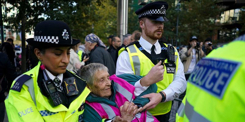 Masovna hapšenja ispred američke ambasade u Londonu tokom protesta podrške grupi Palestine Action