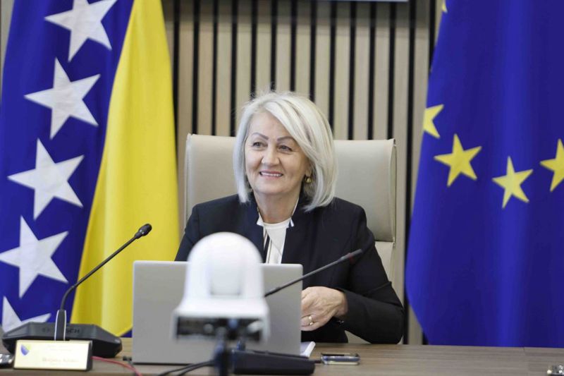 Državnim službenicima i funkcionerima povećana osnovica za obračun plata