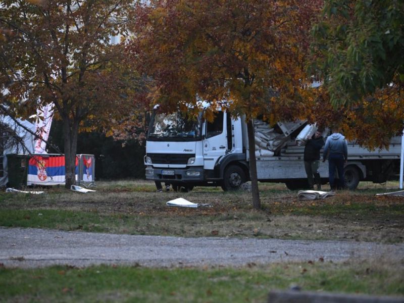 Ponovno postavljanje šatora u beogradskom Pionirskom parku