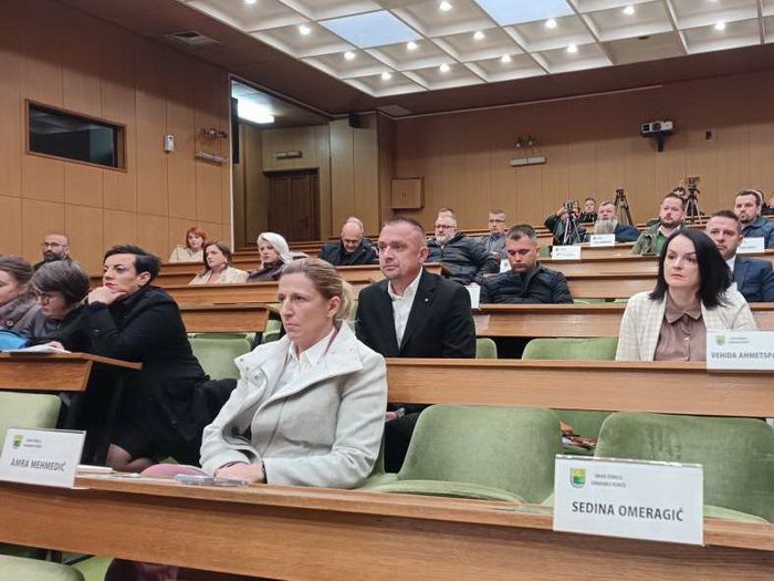 Nastavak hitne sjednice Gradskog vijeća Zenica o poskupljenju grijanja za 106 posto zakazan bez poziva novinarima