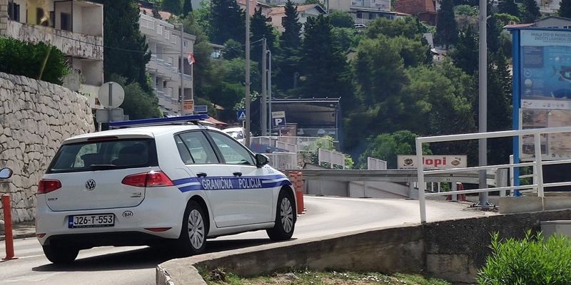 Policija u Neumu kod dvojice muškaraca pronašla drogu i vagu za precizno mjerenje