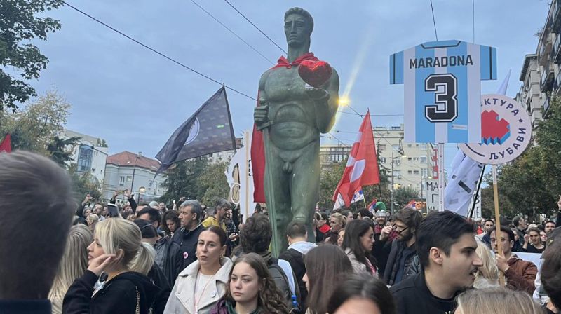 Veliki broj studenata i građana ispunio Slaviju uoči završnog predizbornog skupa