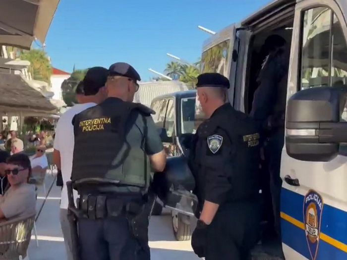 Policijska intervencija na splitskoj Rivi: Privedeno 18 pristalica Ajaxa kod kojih je nađeno oružje