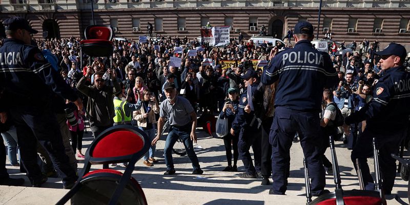 Edi Rama ponudio dijalog demonstrantima postavljanjem stolica ispred parlamenta, okupljeni ih uništili