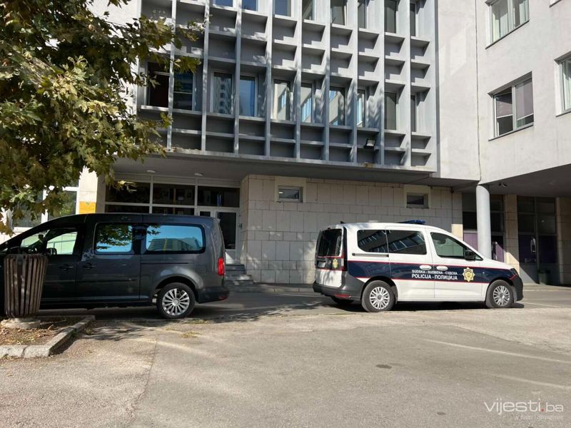 Određen jednomjesečni pritvor dvojici mladića zbog više od kilograma amfetamina i oružja u Živinicama